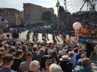 Die Tribünen sind voll besetzt