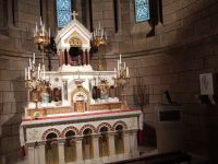 Altar Sainte-Dévote mit dem Schiff rechts 