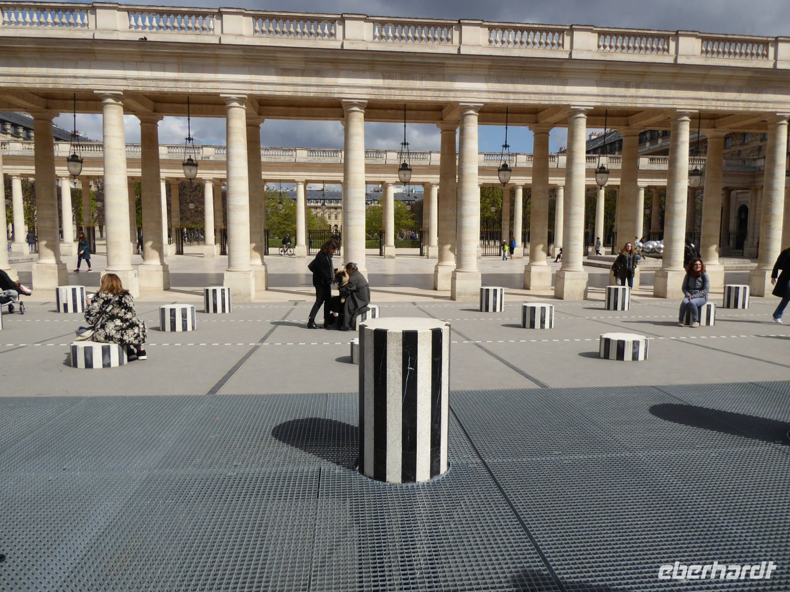 Tag 2 07.04.2023 Entdeckerspaziergang, Palais Royal, Colonnes de Buren, Daniel Buren, 1985