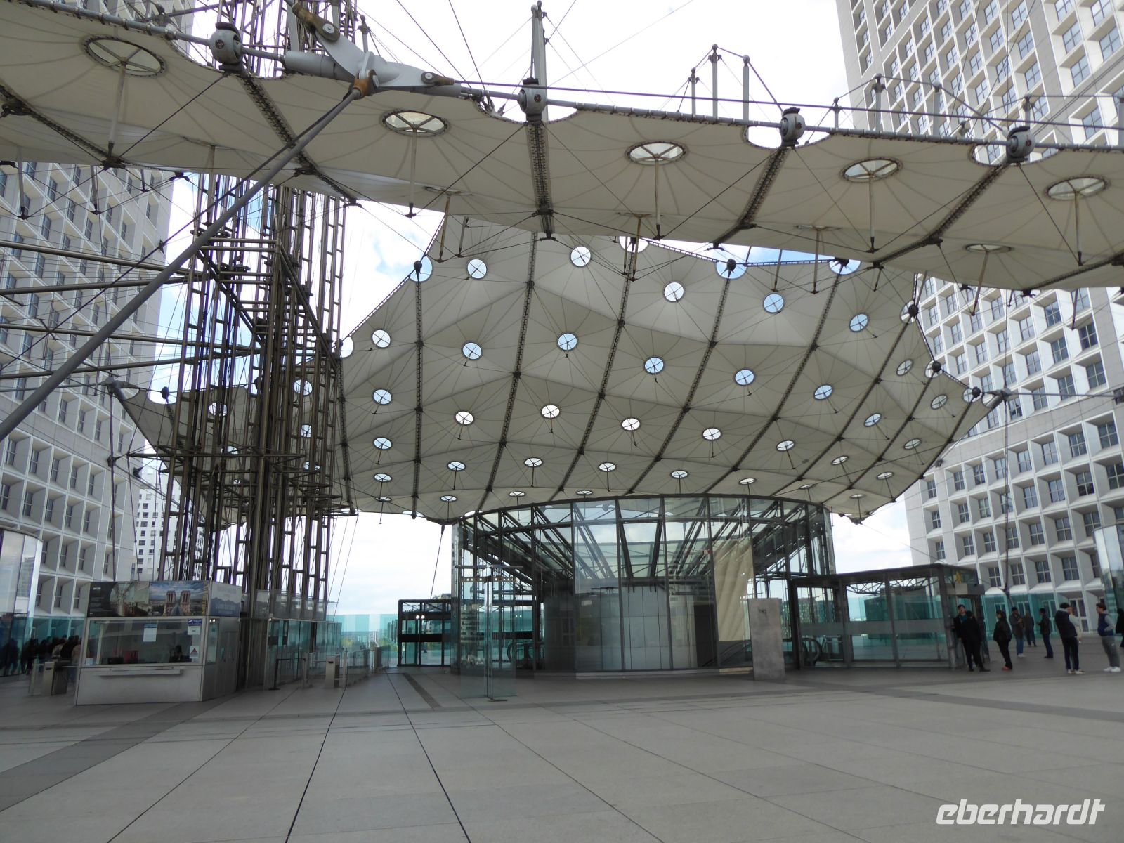 Tag 2 07.04.2023 Entdeckerspaziergang, La grande Arche, La Défense