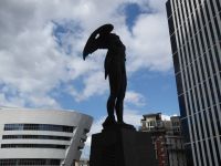 Tag 2 07.04.2023 Entdeckerspaziergang,  La Défense, Ikarus, Igor Mitoraj, 1999