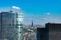 Paris - Hochhausviertel La Defense - Blick vom Grande Arche zum Eiffelturm