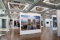 Paris - Hochhausviertel La Defense - Ausstellung im Grande Arche