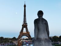 Tag 5 02.05.2023  Blick auf den Eiffelturm im Mondenschein
