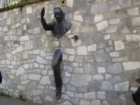 Tag 5 02.05.2023  geführter Entdeckerspaziergang über den Montmartre, Ein Mann geht durch die Wand