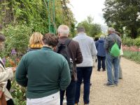 Anstehen für das Haus von Claude Monet