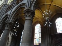 futuristische Lampen in der Kathedrale von Dijon