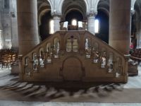 im Inneren der Kirche - Predigerkanzel mit zwei Treppen