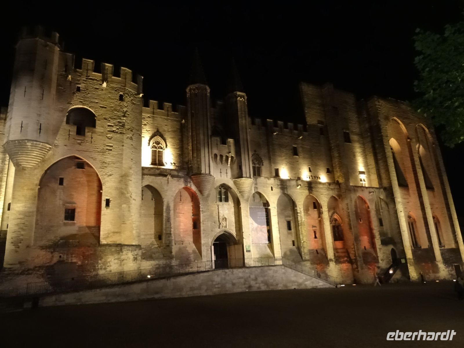 Avignon - Papstpalast bei Nacht