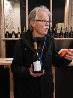 Radreise an die Loire im Mai 2023 - Reiseleiter bei der Erklärung der Flaschengärung