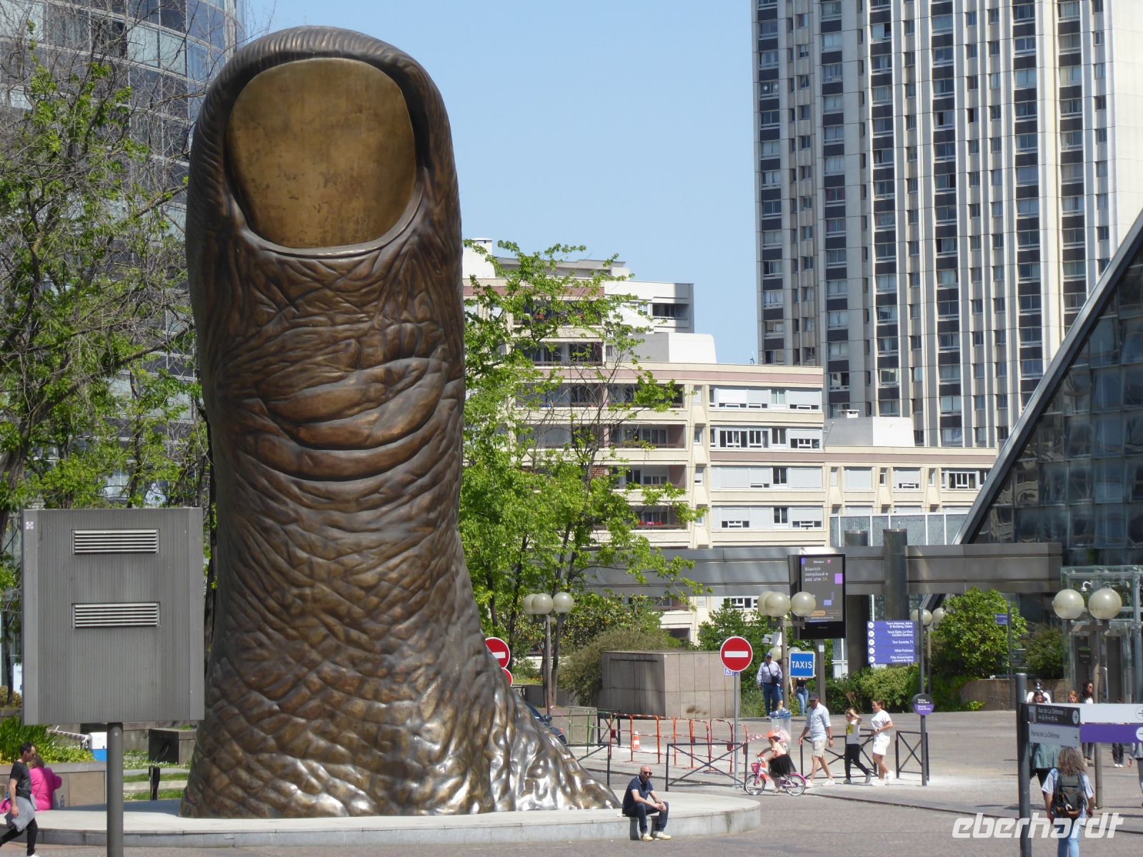 Tag 2 28.05.2023 Stadterkundung, La Défense, Daumen von César