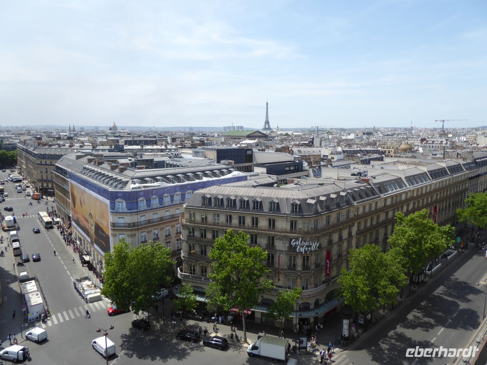 Tag 4 30.05.2023 Blick zum Eiffelturm von der Dachterrasse des Lafayette