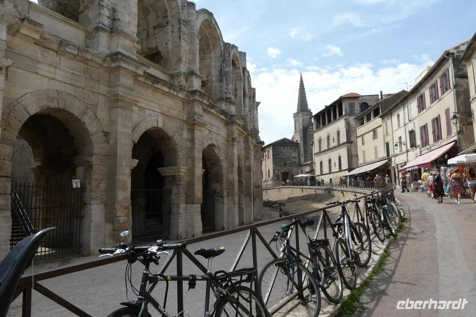 vor der Arena von Arles