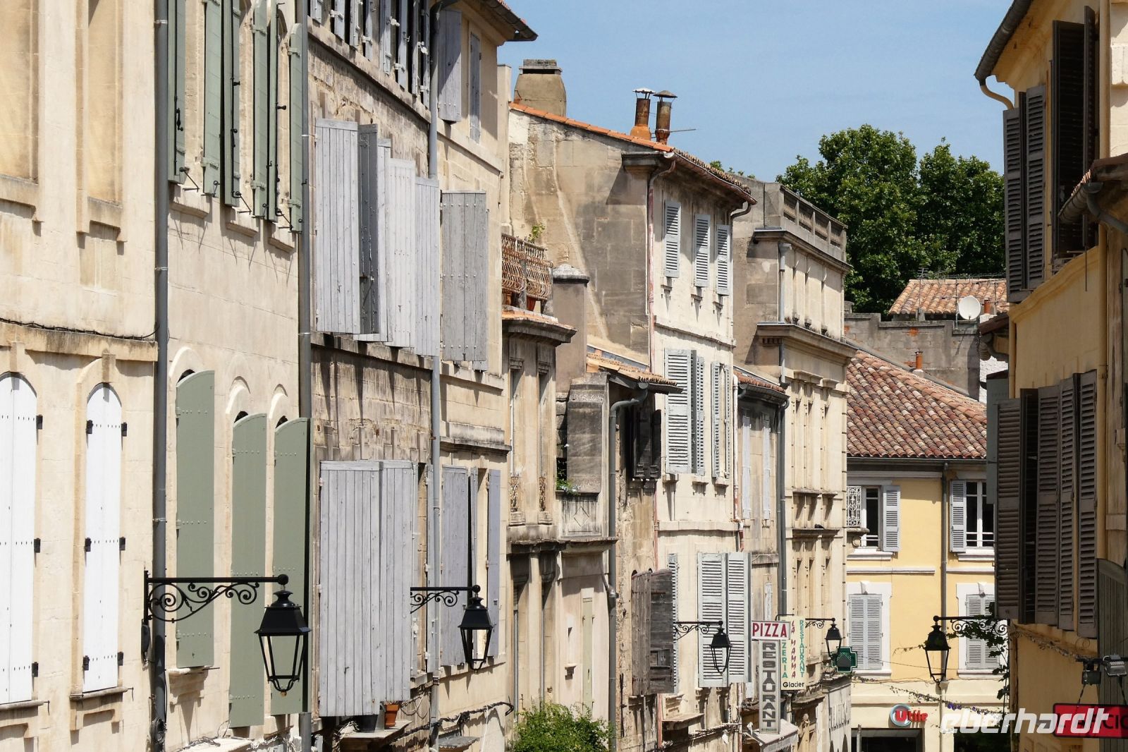 Häuserfront in Arles