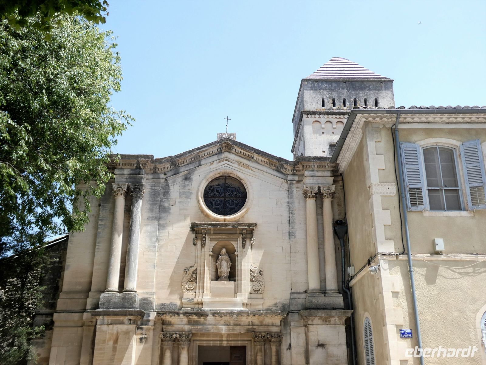 Vor der Abteikirche St. Paul in Mausole
