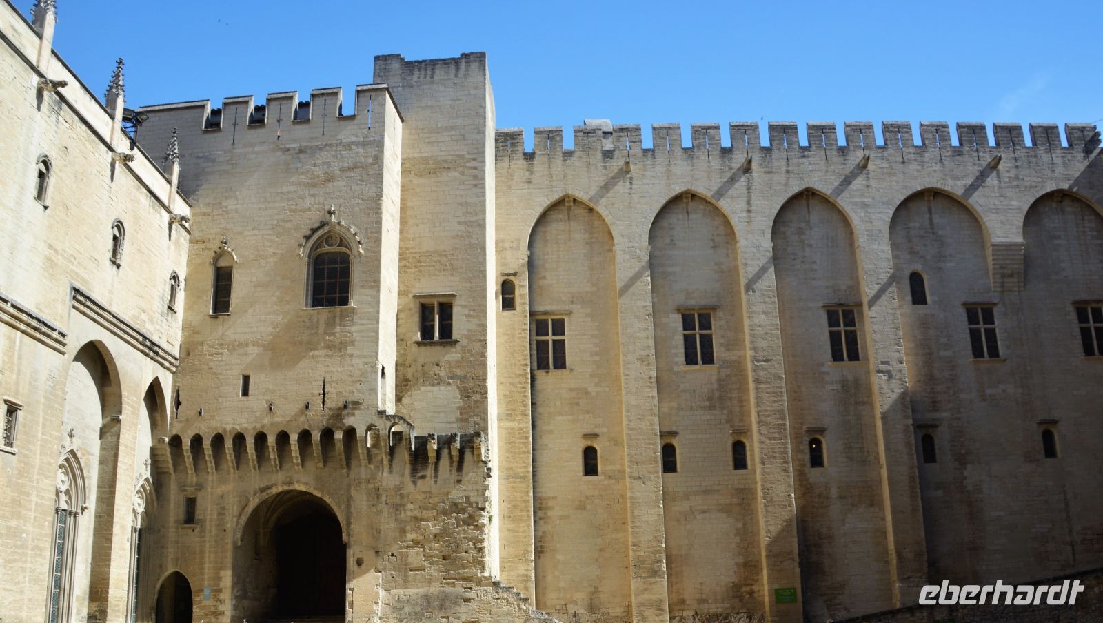 im Hof des Papstpalastes von Avignon