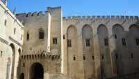 im Hof des Papstpalastes von Avignon