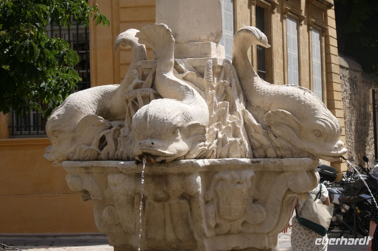 Brunnen mit Delphinen im Mazarin-Vierteil