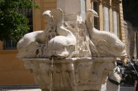 Brunnen mit Delphinen im Mazarin-Vierteil