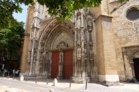 Vor der Kathedrale Saint-Saveur in Aix-en-Provence