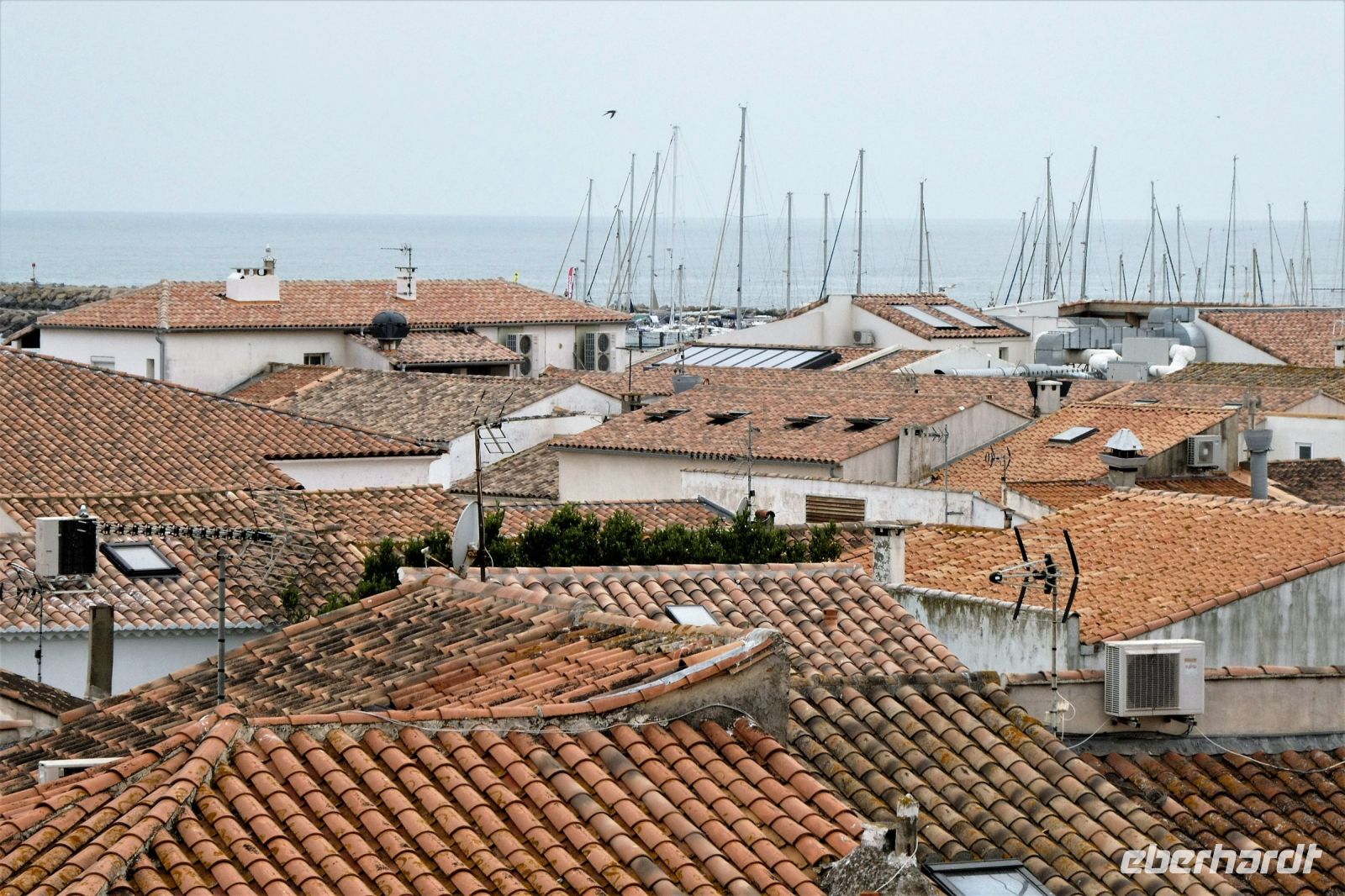 Blick über Dächer zum Meer