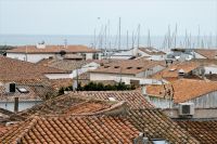 Blick über Dächer zum Meer