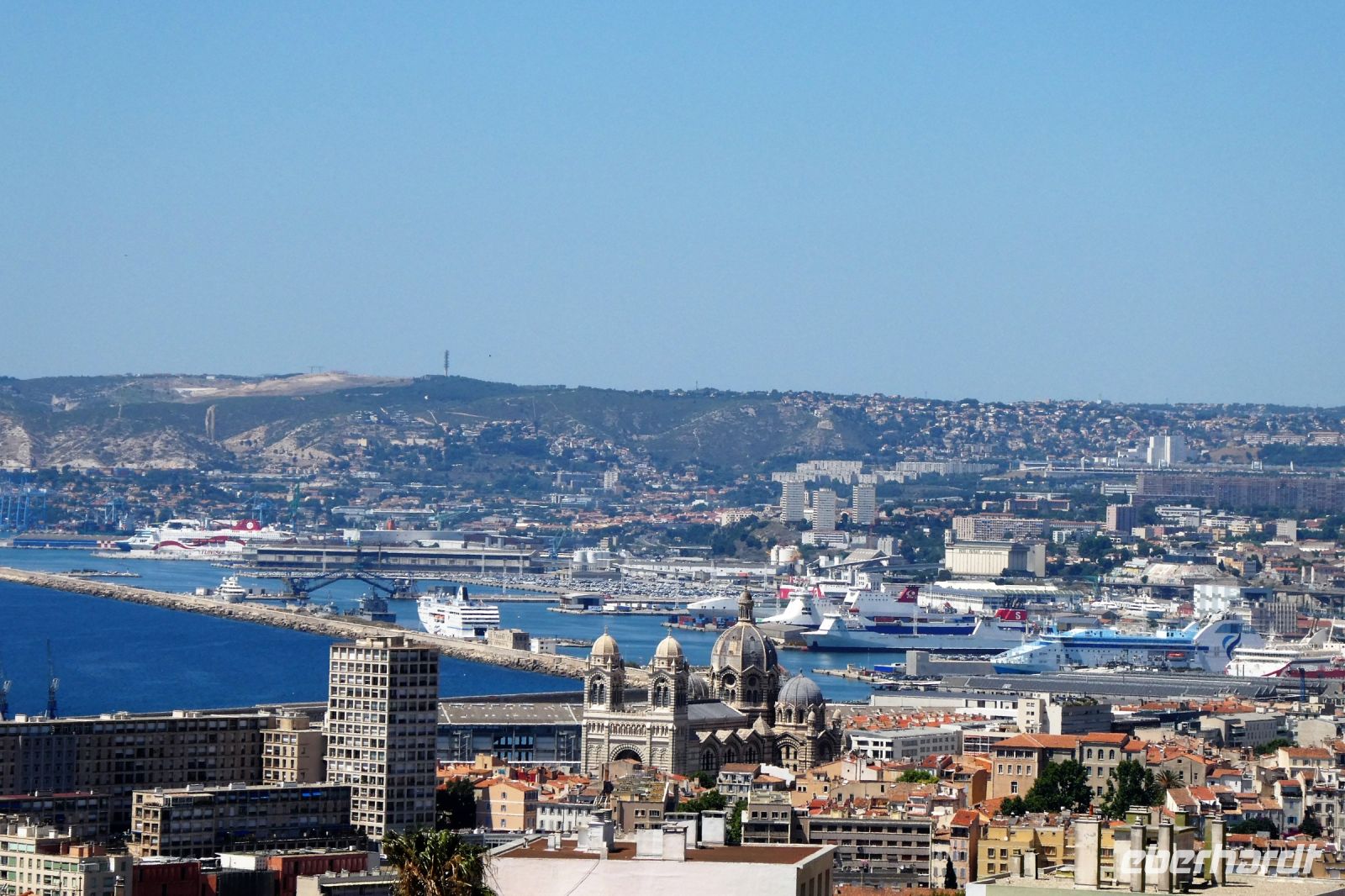 Blick auf den Kreuzfahrthafen von Marseille