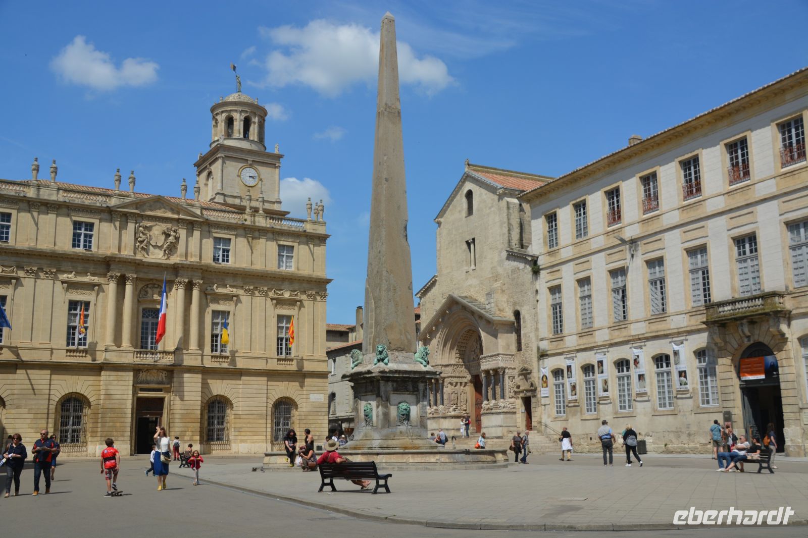 Platz der Republik in Arles mit Obelisk