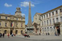 Platz der Republik in Arles mit Obelisk