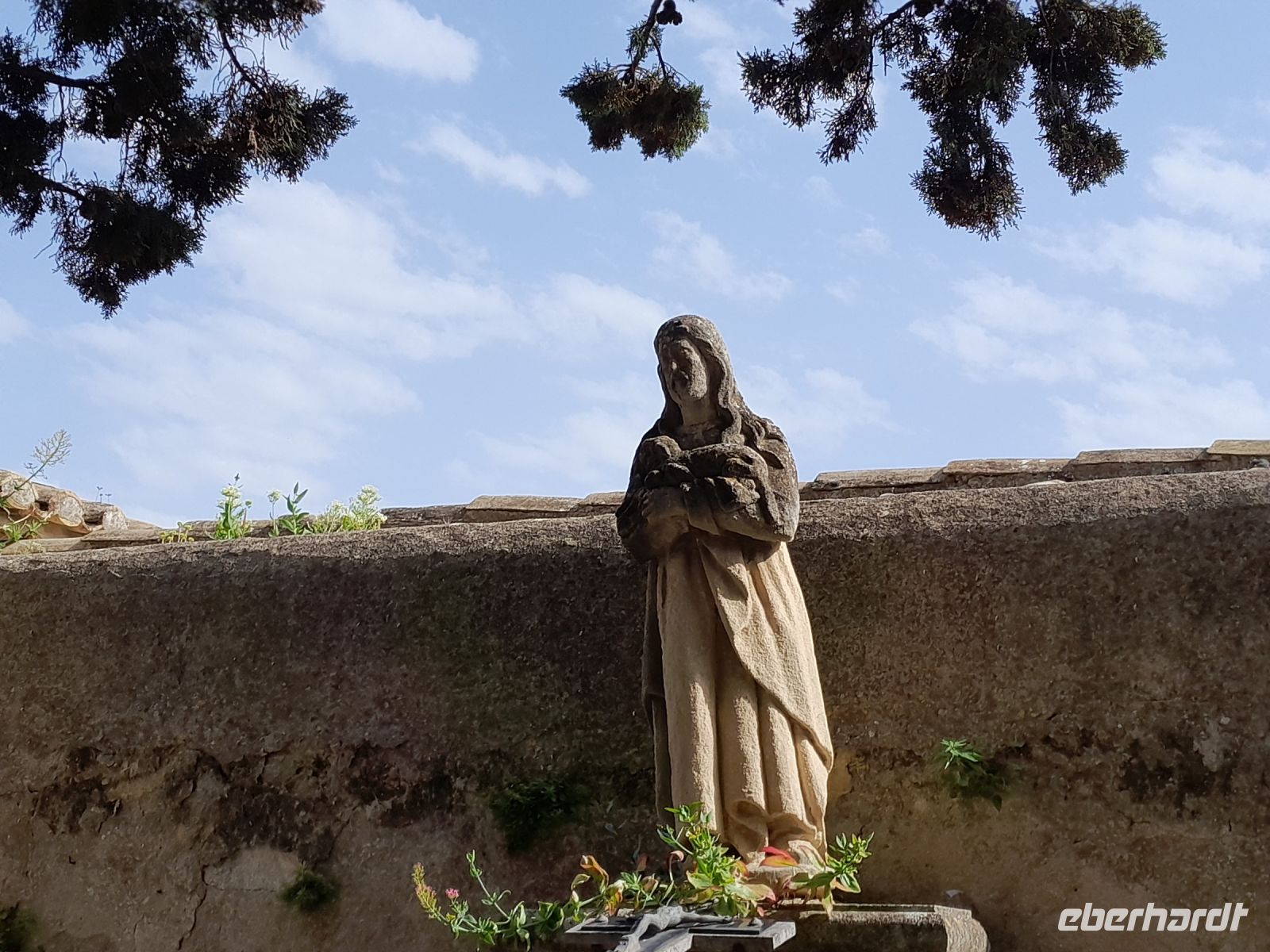 alte Steinmetzarbeit auf dem Friedhof von Les Baux