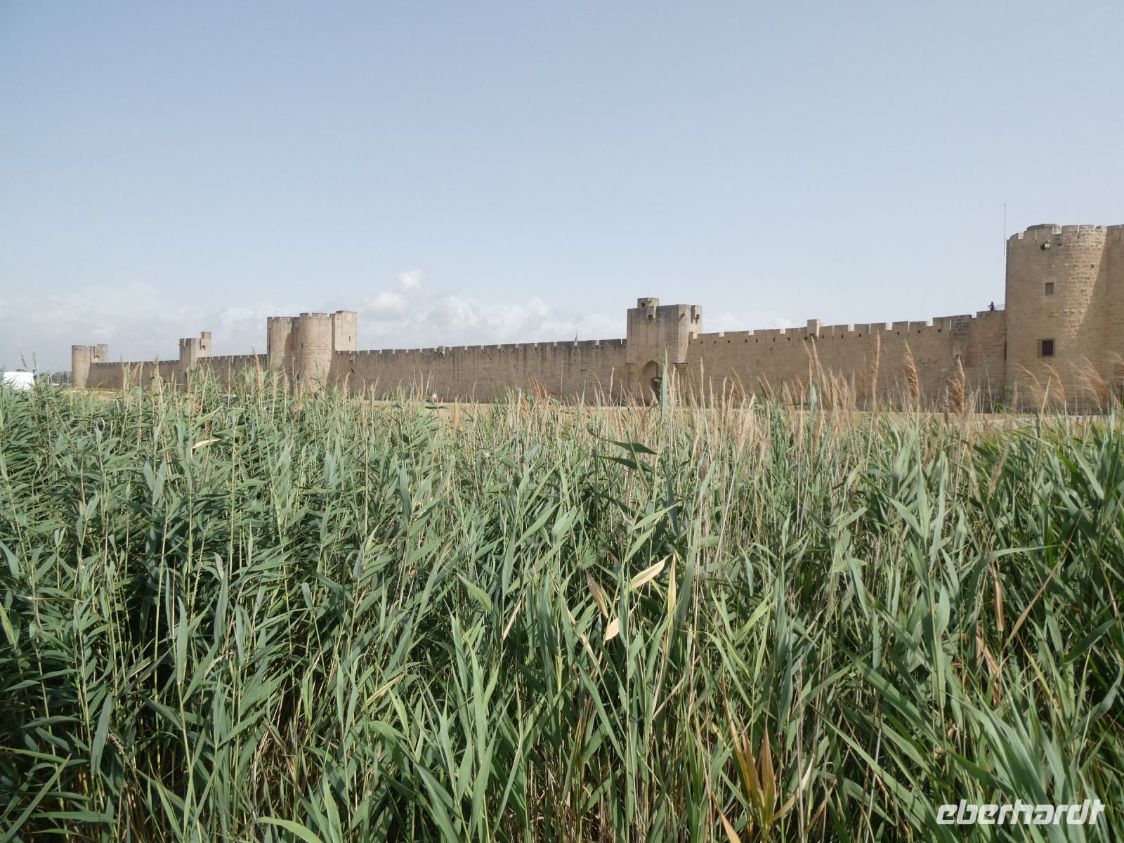 die Stadt Aigues-Mortes von Weitem gesehen
