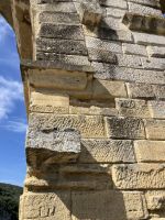 Viele haben sich im Stein des Pont du Gard verewigt.
