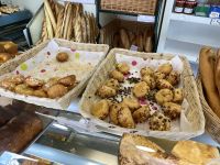 Beim Bäcker: Chouquettes, alle die fehlen hat unsere Gruppe gegessen