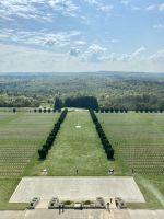 Blick über die Gräber und die Schlachtfelder
