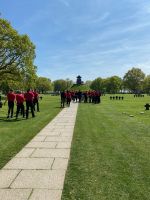 Deutscher Soldatenfriedhof La Cambe, mit britischen Besuchern