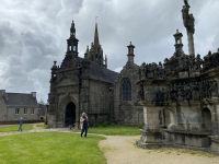 Guimiliau: Kirche mit Calvaire