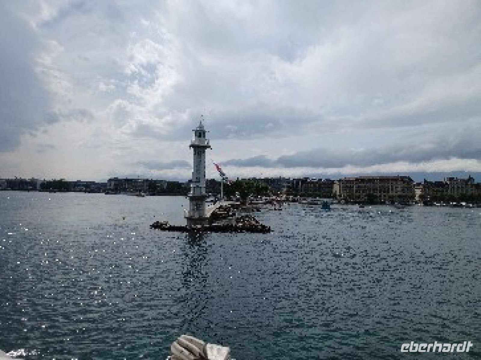 Sonnenreflexion auf dem Genfer See
