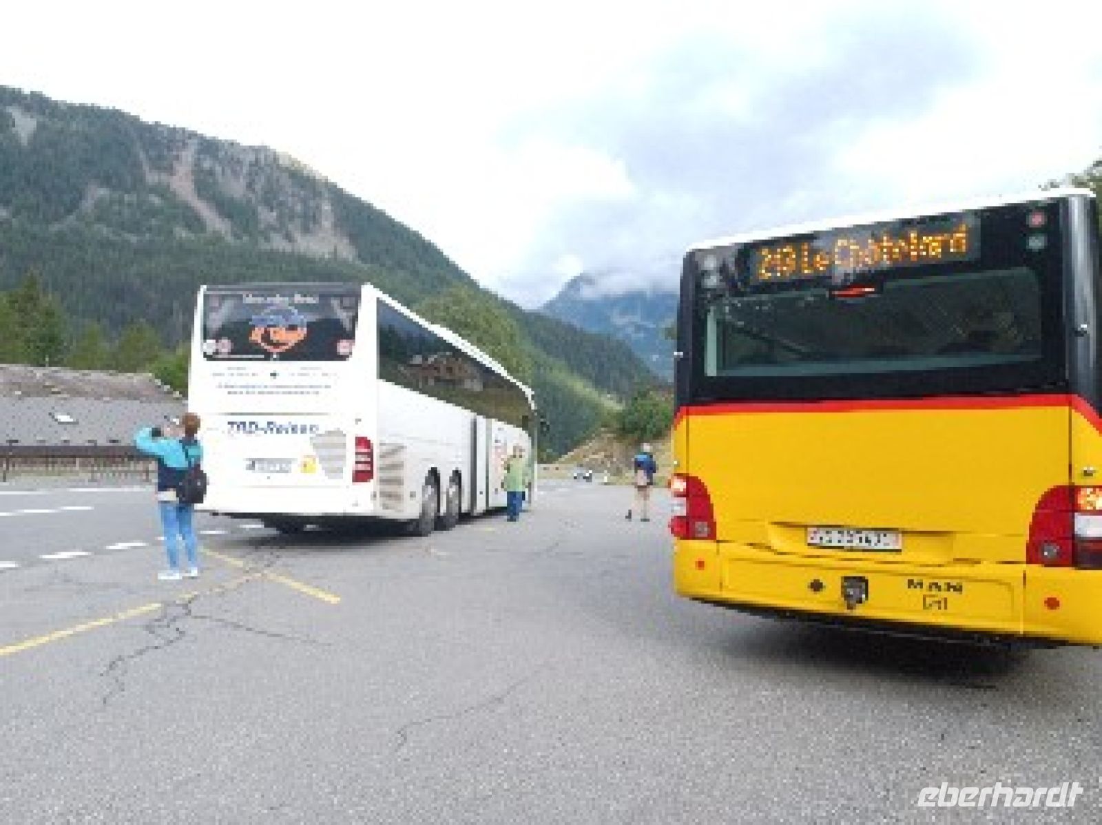 Auf dem Pass Col de Foclaz, rechts ein Postbus