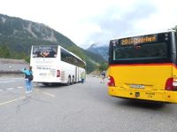 Auf dem Pass Col de Foclaz, rechts ein Postbus