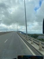 Anfahrt zur Brücke der Normandie (rechts im Hintergrund)