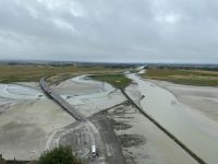 Blick auf Deich und Brücke bei Ebbe