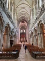 Blick ins Hauptschiff zum Altar