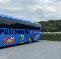 Bus vor der Colline aux Oiseaux (Vogelhügel)