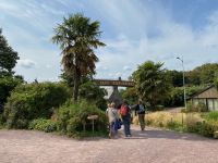 Die Brücke, die beide Teile des Zoos verbindet