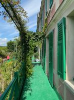 Erdgeschoss, vor dem Haus