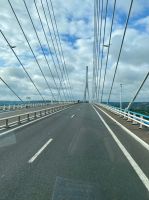 Fahrt über die Brücke