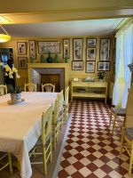 Gelbes Esszimmer mit japanischer Kunstsammlung