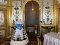 heute altmodisches Kleid und damals futuristische Badewanne