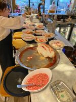 Île flottante aux pralines roses servie à table et à la louche