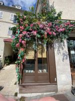 Immer wieder in Frankreich- Wunderschöne Blumen – deismal allerdings aus Plastik